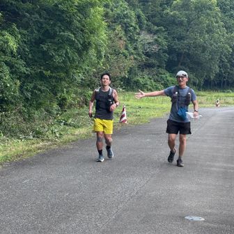 ショートとロングのコースが合流する登山口のポイントで待つことに。
しばらくすると…ピロさんが黄色い短パンの人を連れて楽しそうに走ってくる😆

話してみたら同じくラン仲間の応援に来てるそうで、TGT100マイルも走ったお方みたい。
どおりで強そうな走りですこと😅