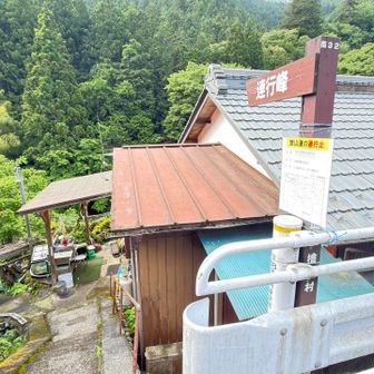 民家の脇を入っていきます🚶‍♂️‍➡️