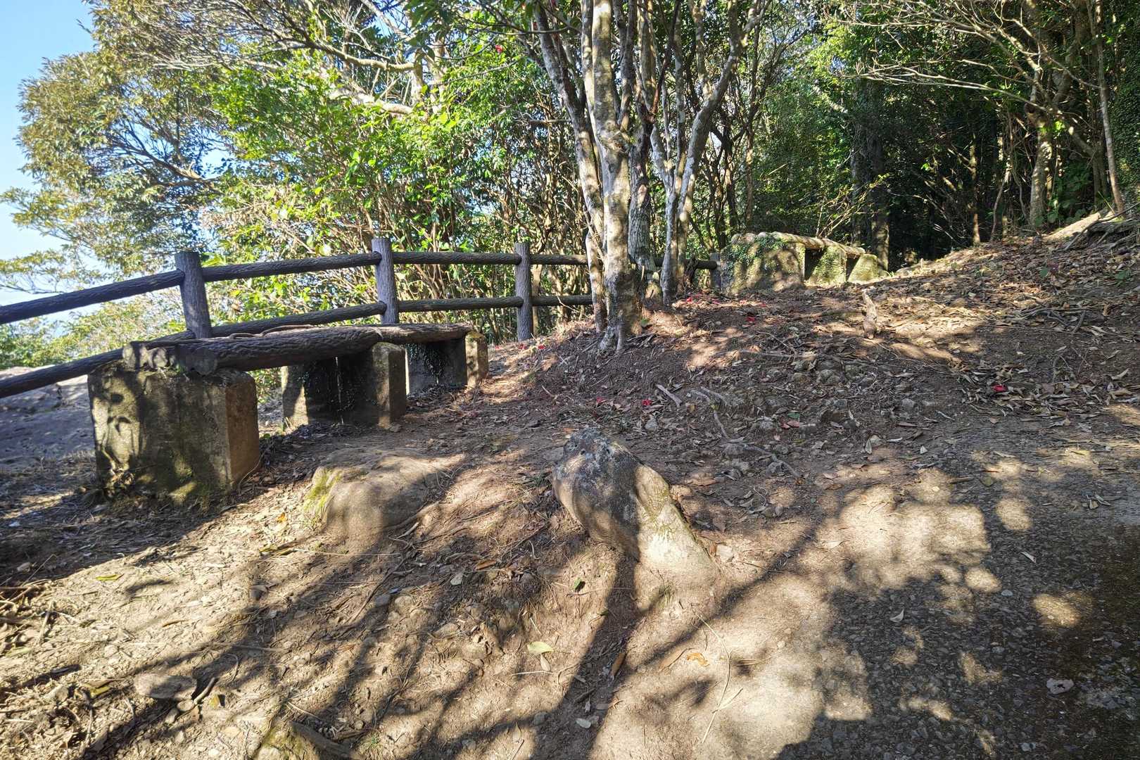 途中に休憩所
休まず進みます🚶‍♀️🚶‍♂️