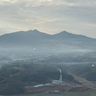 二ノ岳(右)、三ノ岳(左)。その下に見えるのが東部環境センターの焼却施設と下山後に行く予定のふれあいの丘交流センター。