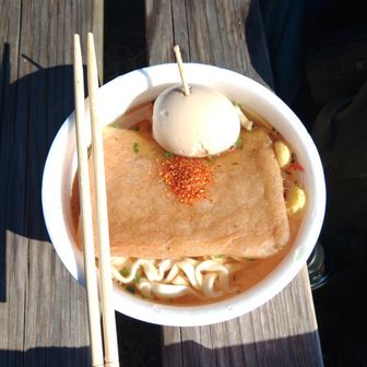 カップのうどん
５分待つので雪山には持って行けません
暖かくてぽかぽか、昨日雪の上を歩いていたのが嘘みたい