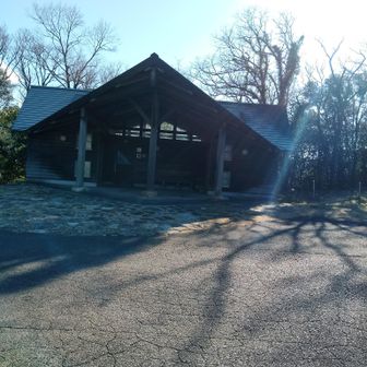 ラストは見てみたいモノがある大崎山へ向かいました🚙

ここもセコップです🙆‍♂️

トイレ完備の大きな駐車場に車を停めて山頂へ向かいました🚶