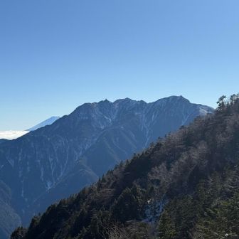 夏登った鳳凰三山も見えます🐦‍🔥オベリスク目立つね〜！