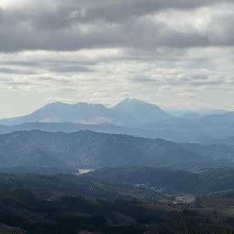 山頂は、国東半島最高峰だけあって、眺めがよい！😆
由布岳と鶴見岳ですよ！