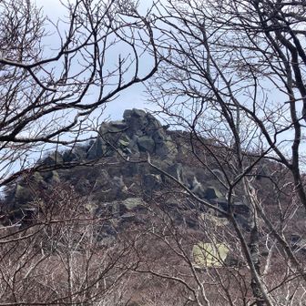 天狗岩、岩が緑色。苔が付いているから。