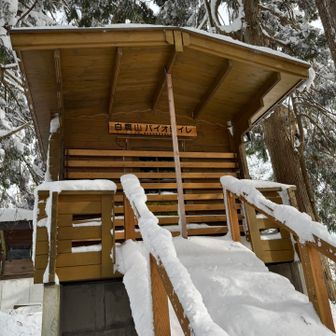 避難小屋の裏にトイレあり
冬季は閉鎖されてます

小屋で休んで、雨雪量計まで行きます