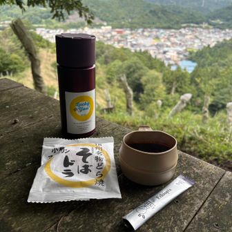 コーヒーのお供は、先日の南アルプス帰りに寄ったサービスエリアで買った信州名物？そばドラ小倉マーガリン🤤