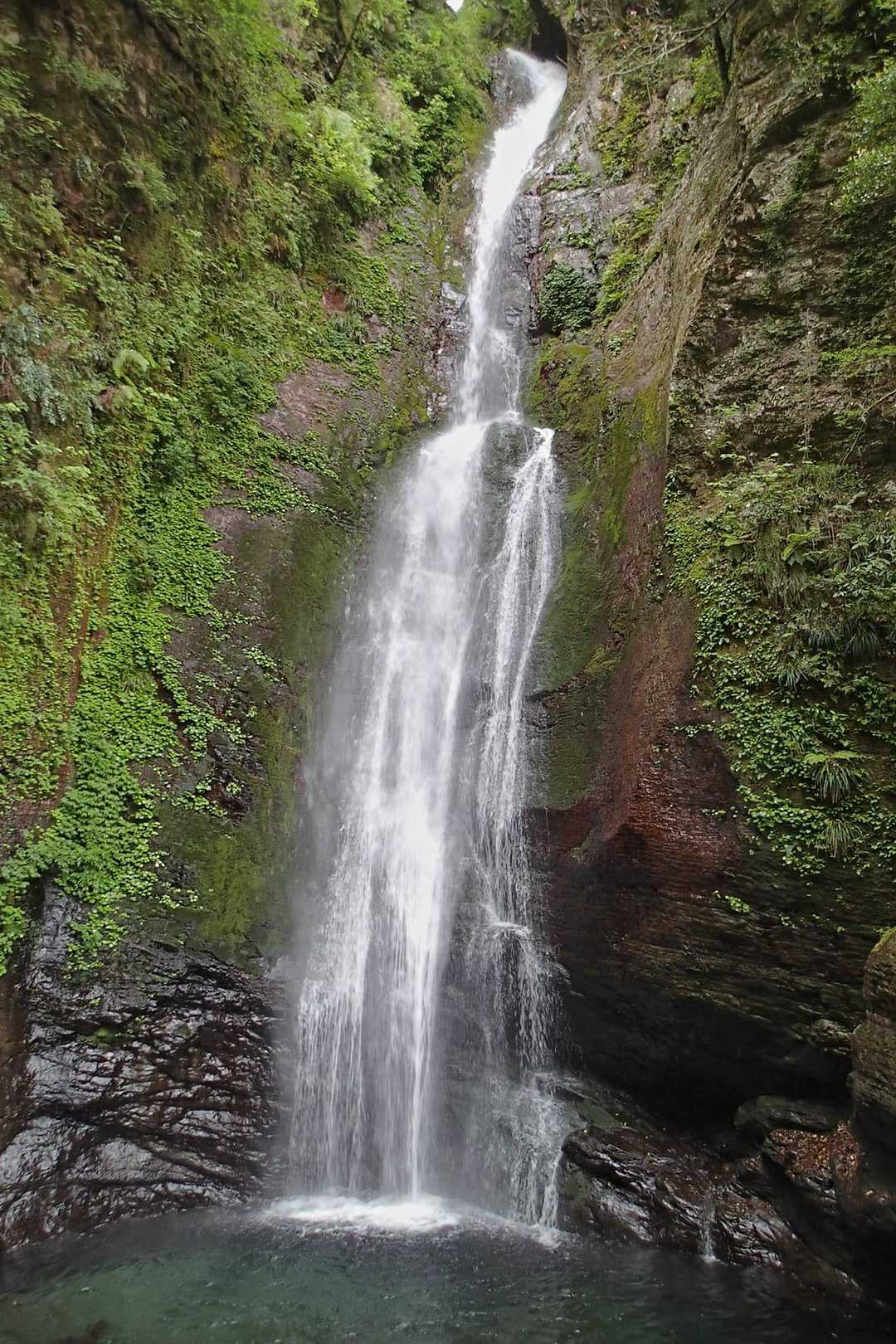 レンガ滝（H25m）、
向かって右下のチャート層がレンガにみえるが名前の由来
