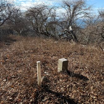 袴ヶ岳山頂
グレーピークとはいえ踏み跡がある程度あります