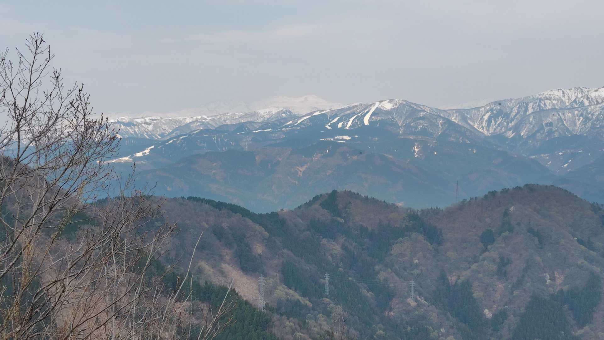 法恩寺山の奥に白山😍