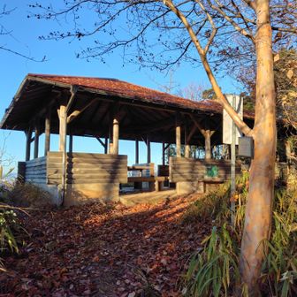 西高森山山頂に東屋があります