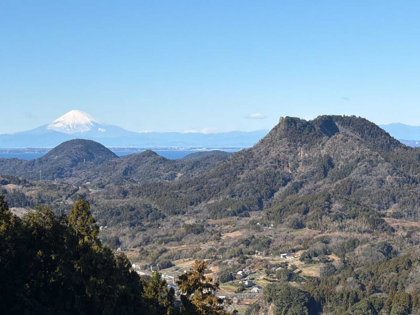 大黒様の展望台から伊予ヶ岳と富士山