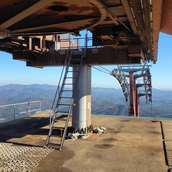 そういえば昔このスキー場でシーズンバイトをしたことがあります。
スキー場でバイトすれば休みの日や業務終了後に滑り放題で上達できると聞いて。
実際には1日13～15時間労働、休みは月に1日、当たりのある朝食生卵、煙るビアムジカ収〇所…　うっ、頭が…