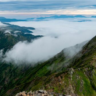 さて、どうしよう。南峰からの下りの岩場ですでに手が痛い。この先の縦走路を思うと厳しいかー😥