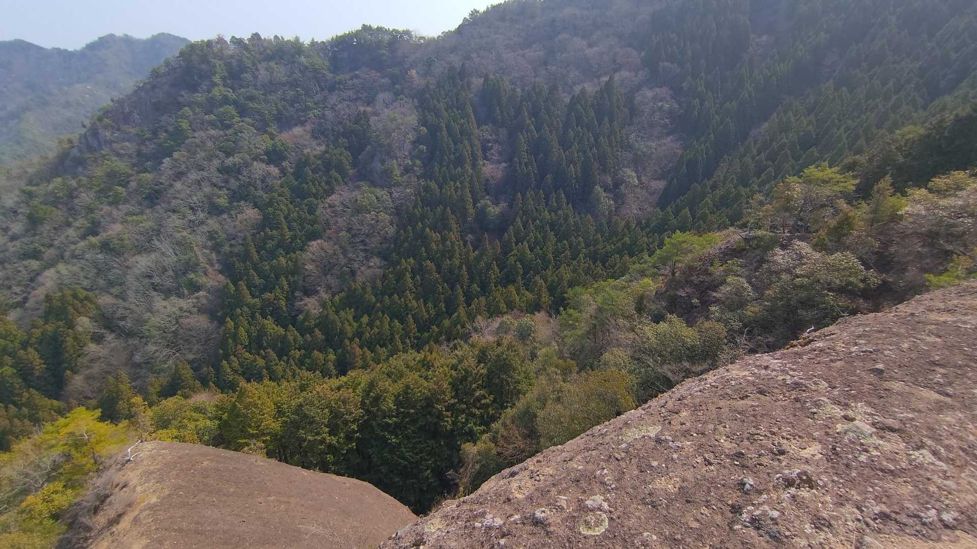岩肌尾根の端っこから。