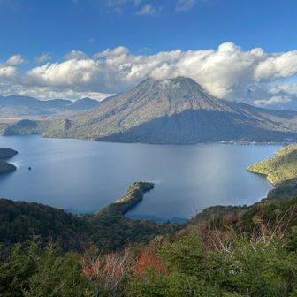 半月山展望台からパチリ　中禅寺湖と男体山
