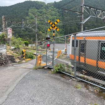 最後で踏切に引っかかる