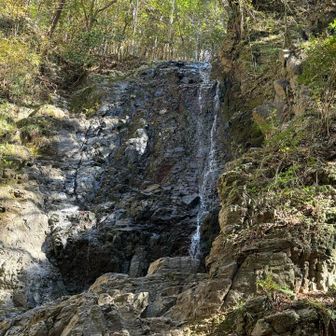 滝では顔見知りが集まって談笑