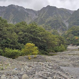 賽の河原から北壁を望みます。天気が崩れだし、ガスがかかっていました。