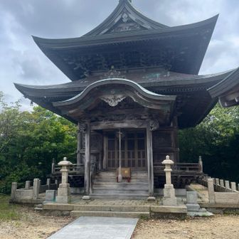 すぐ横に妙見寺があります。

本堂には見事な木彫り彫刻があり、古い建物のようですが、礎石ではなくコンクリートの上に載ってるのが不思議。