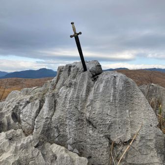 触ってみるとビニール刀なんですが、伝説の地という雰囲気
お昼休憩で体力復活&温まりました