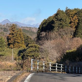 ホーム、天子ヶ岳＆長者ヶ岳が見える！雪は積もってなさそうかな？