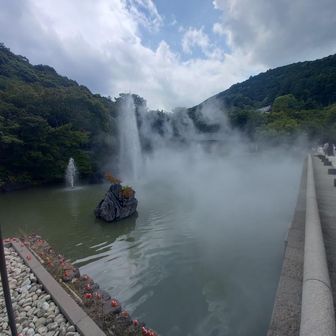 ドライアイスのような水煙❗凄い演出です😱