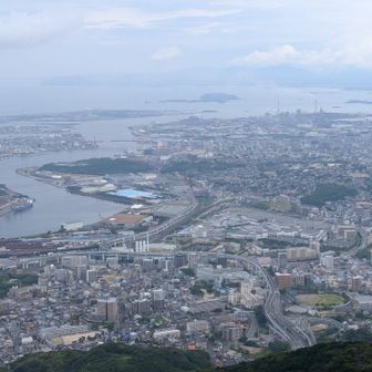 皿倉山から北九州の町を望む。　
戸畑は学校、会社と青春時代お世話になりました。。
