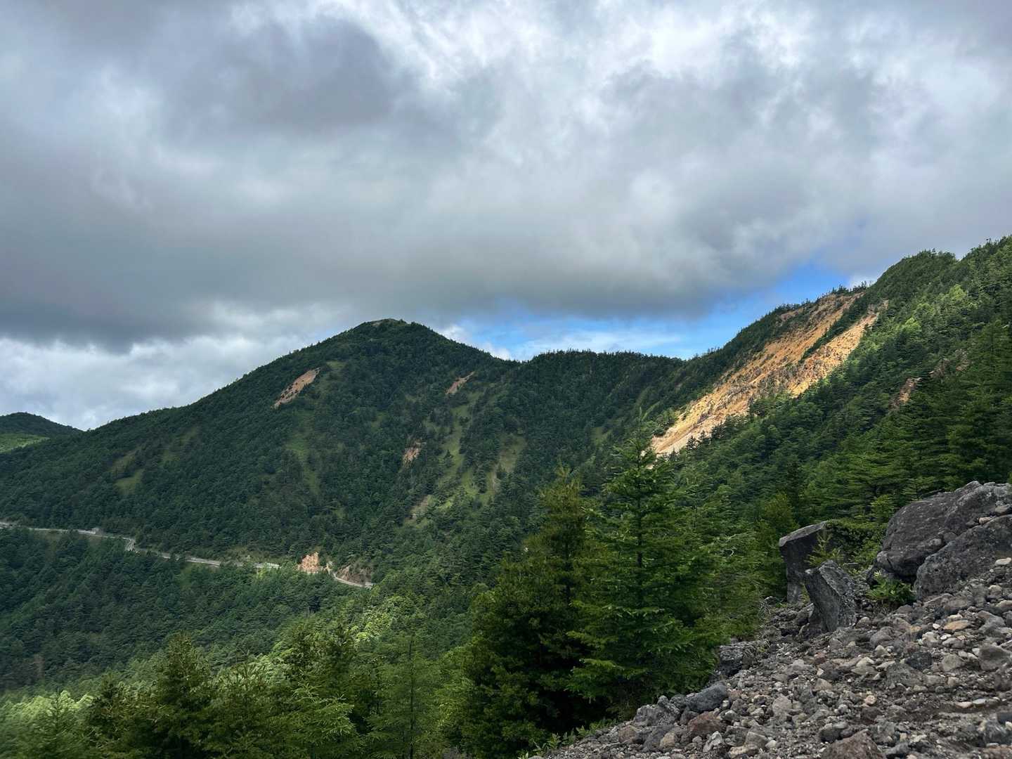 お手軽に稜線歩きが出来て、景色も良い好きな山の一つです😊