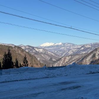 駐車場から白毛門が見える。