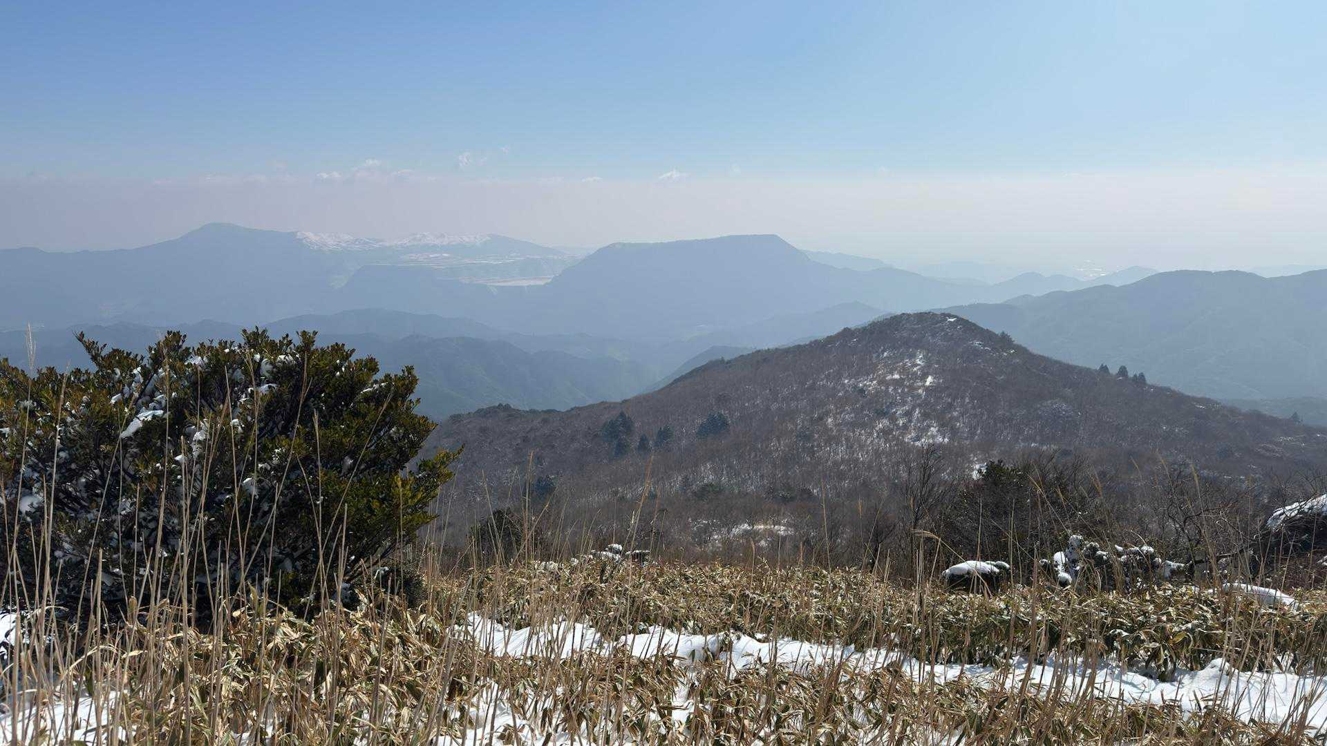 福智山山頂。これから行く平尾台方面の眺めです。