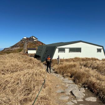 月山頂上小屋と月山神社