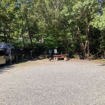 約30分の下道歩きで平山登山口に到着。
次回からは藍染山までのピストンかな😄