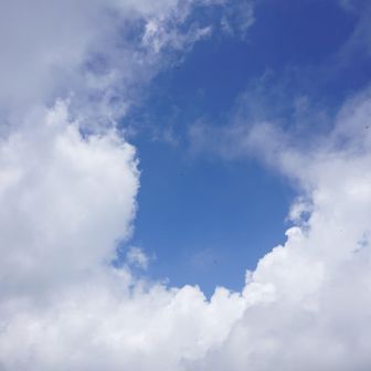 避難小屋上にちょこっと青空😉