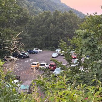 二流階級の🈚️🅿️
こっちは
かなり
停めれそう

この上の
車道横にも
何十台か停めれる