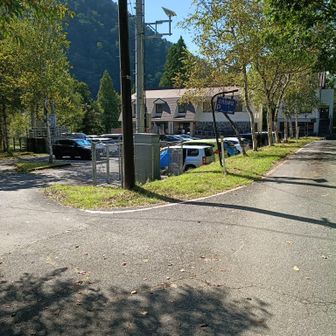 駐車場に到着
無事ゴール

駐車場で地元の女性登山者とお話させていただいた
「剱岳がこんなに晴れるのは珍しい」とのこと
長雨や台風で心配したが、本当にラッキーだった