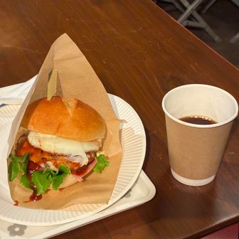 注文したさくらバーガーとコーヒーができてきた
