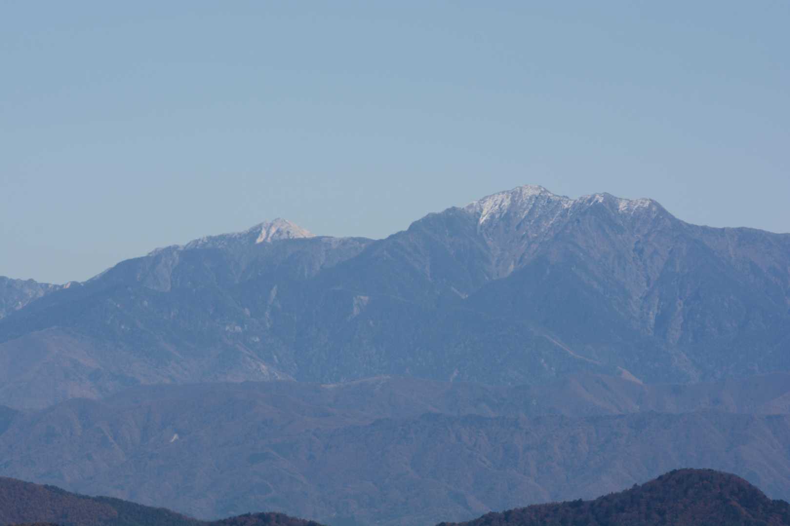 奥に甲斐駒岳
手前に仙丈ヶ岳