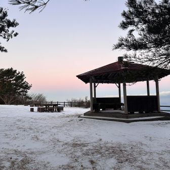 広場はこんな感じで広いです
いたるところにこういった東屋があります