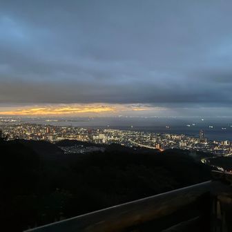 馬の背を超えた先、栂尾山からの朝焼け。土砂降りだった雨も上がりました。