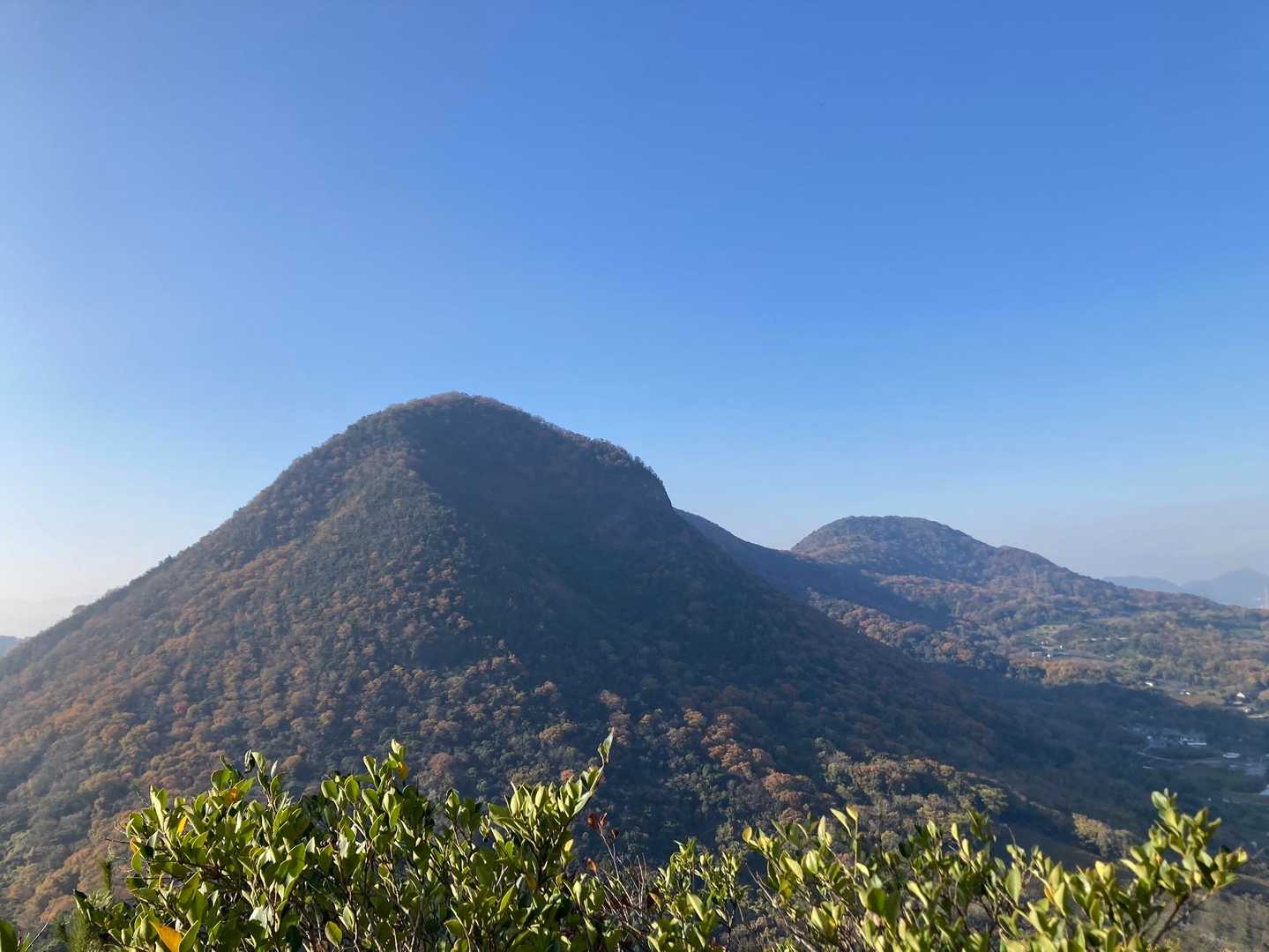 我拝師山、火上山　中山は隠れて見えない