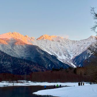 大正池より穂高連峰モルゲン。ここまでは誰にも会わなかったのですが、ここには沢山のカメラマン