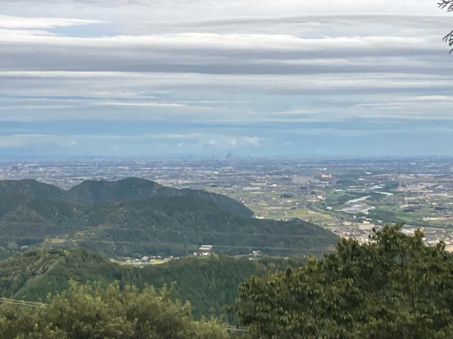 画像では分かりにくいですが、遠くに名古屋の高層ビル群が見えました。