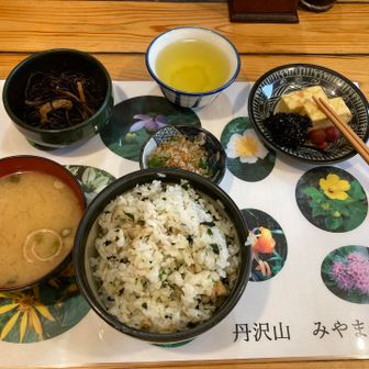 丹沢山みやま山荘の朝飯。なめ茸わかめご飯か美味しい。