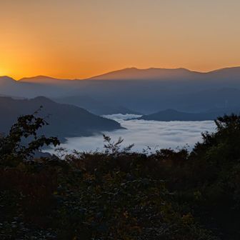 朝焼けが綺麗、雲の下には奥只見湖
