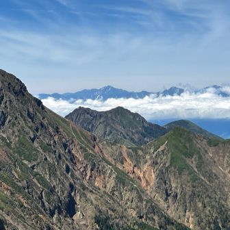 赤岳、地蔵岳、中岳。
奥には南アルプスの北岳と間ノ岳が重なり、右に甲斐駒ヶ岳、仙丈岳が雲に隠れている。
