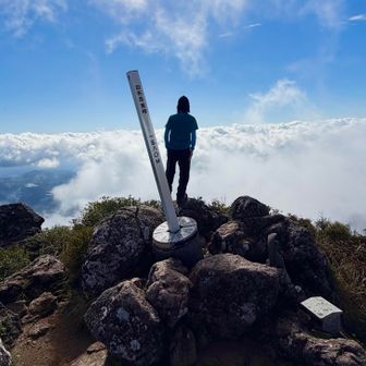 由布岳（東峰） ⚑⚐゛

暫くガスガスで真っ白だったけど
やっと青空✌️