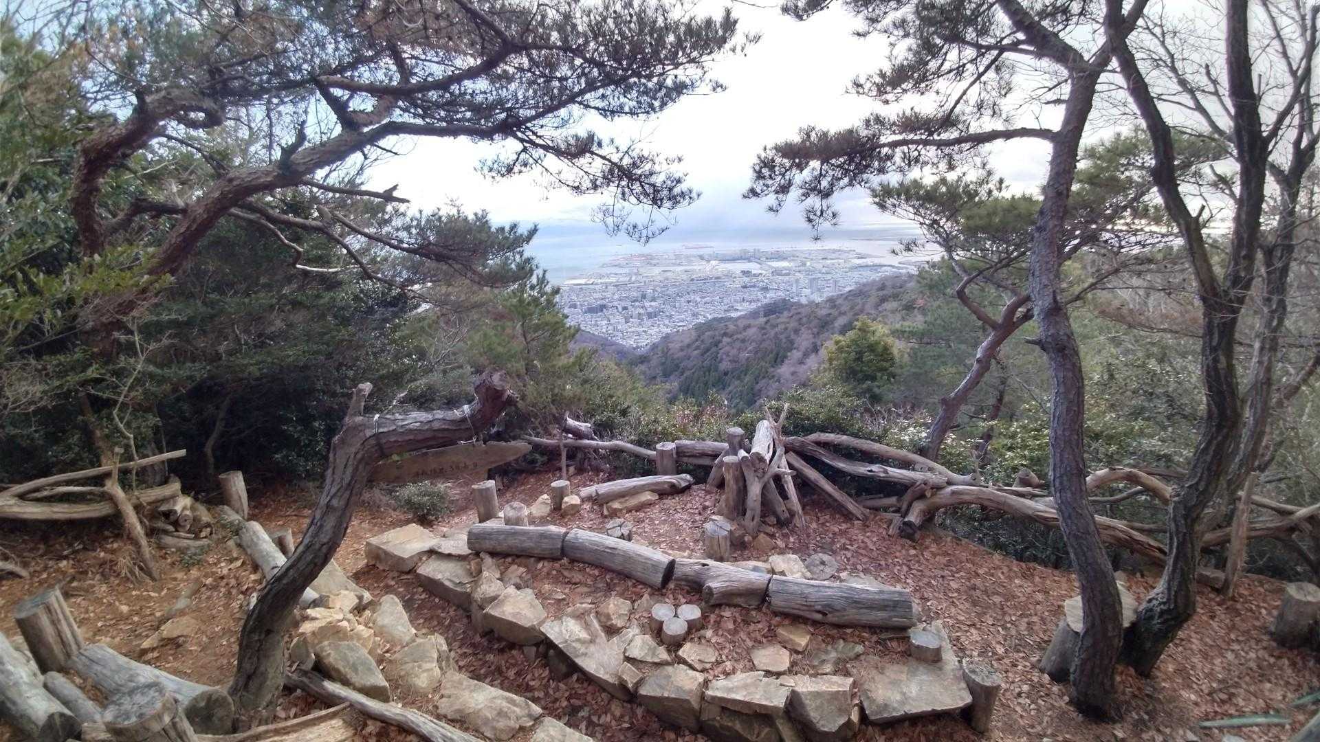 七兵衛山(しちべいやま)到着～🙌
山頂にはベンチがあって見晴らしの良い場所です✨