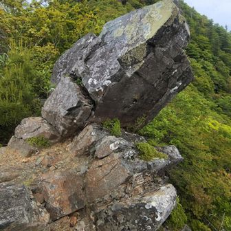 巨岩越しに西赤石山山頂