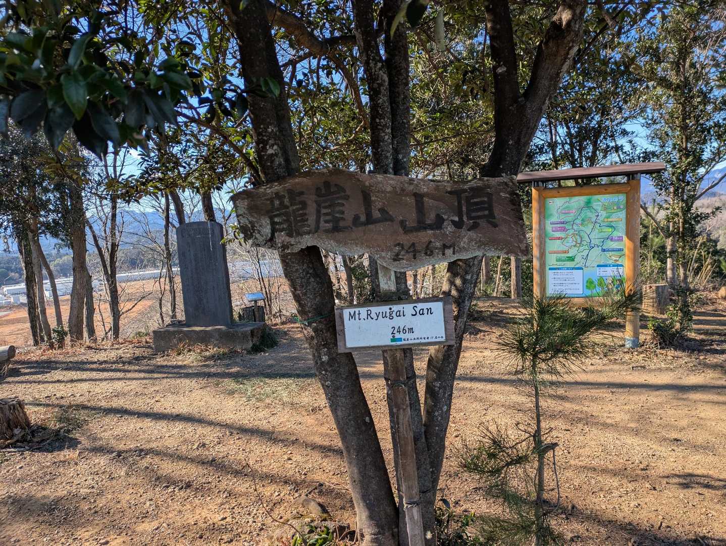 龍崖山 山頂🏕
山頂はカムカム大会ができそうなくらい広々としています😀